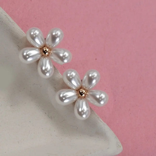 Pearl Daisy Flower Stud Earrings